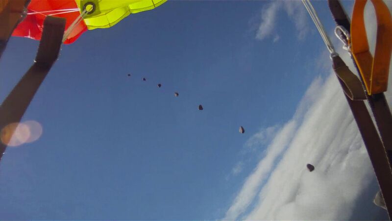 Fallskjermhopper filmer fallende meteoritt